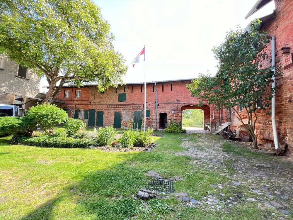 Innenhof des Dreiseitengehöfts